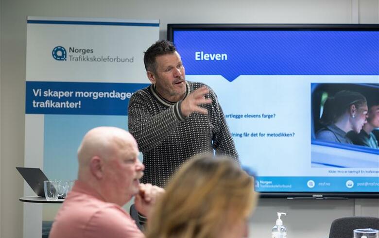 Hvem lærer læreren – hvem klipper frisøren
