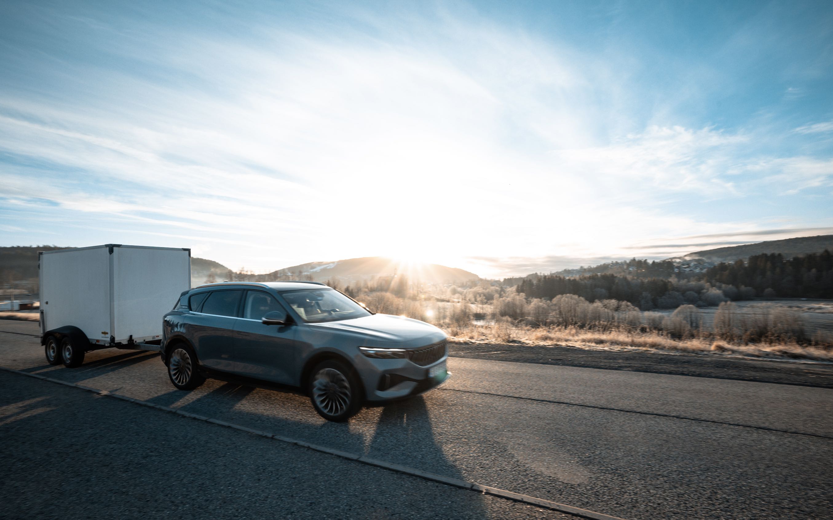 Bil med tilhenger på landevei